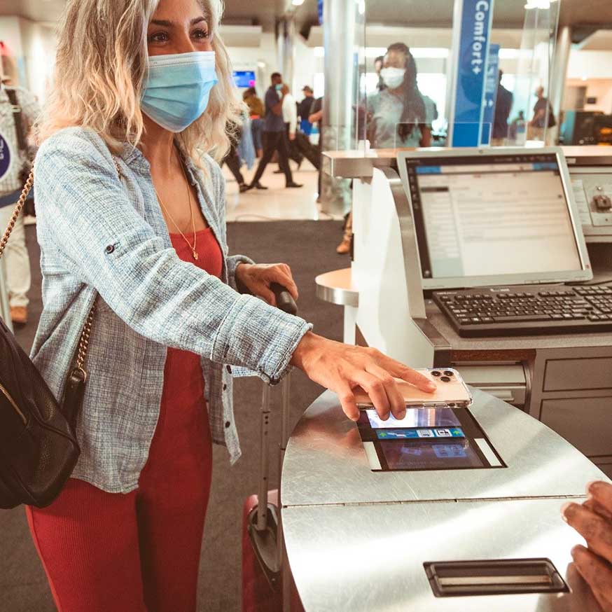 Pasajera-Aeropuerto-Delta